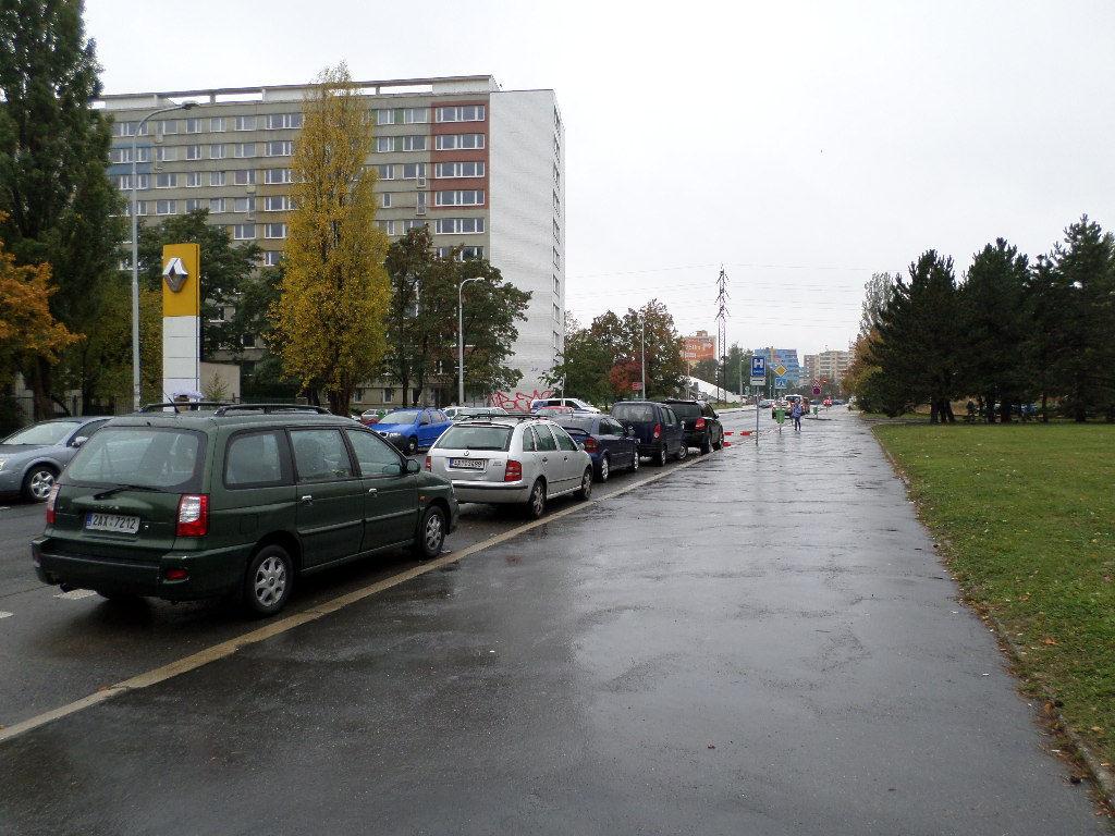 Zastávka Střížkov i obratiště Poliklinika Prosek leží v