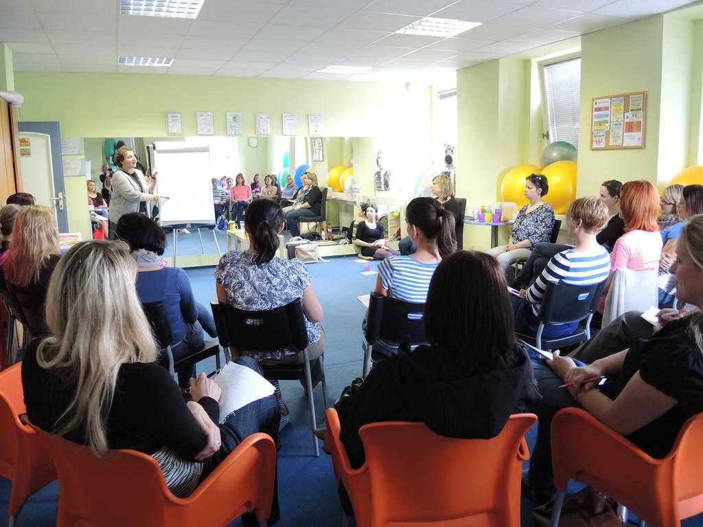 VZDĚLÁVACÍ SEMINÁŘE A ODBORNÉ KURZY ŠKOLA RODIČŮ Program pro nastávající rodiče a rodiče dětí do tří let věku.