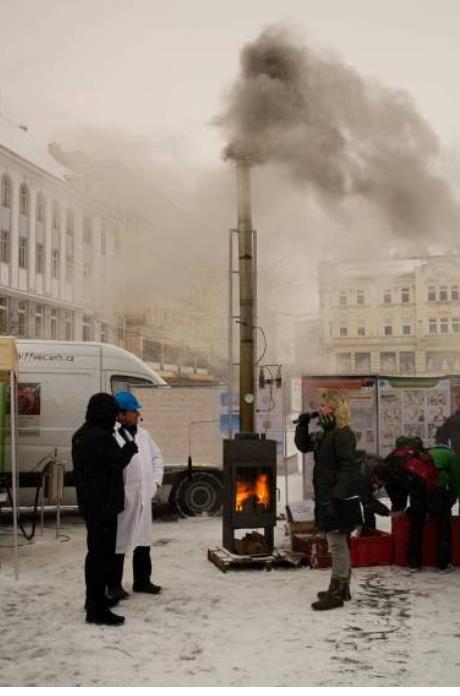 SMOKEMANOVO DESATERO 1. nebuď lhostejný k sobě ani ke svému okolí, zajímej se o to, co jde z Tvého komína 2. suš dřevo minimálně jeden až dva roky 3. nespaluj odpadky 4.