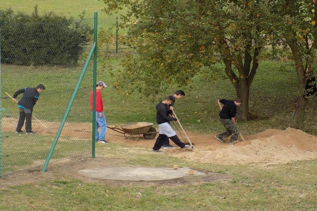 a snažíme se zvelebovat prostory kolem školy přemístění kompostů, výsadba stromů a živého plotu.