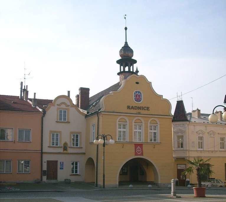 Zámecká 5 malebná barokní architektura z poloviny 18. století s typickým štítem a šindelovou střechou. Součást historické zástavby městského jádra. Zděný omítnutý jednopatrový dům z poloviny 18.