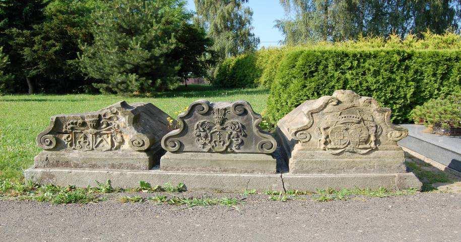 Tři kamenné náhrobníky v podobě rakví z 18. a 19. století: 8-2062/1 náhrobek Johanny z Foulonu hřbitov parc. č. 1366 o.p. Výjimečně zachovaný typ v podstatě ještě barokní sepulkrální plastiky z roku 1818.