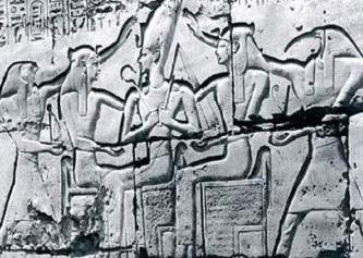 Hor a Thovt korunují krále Ramsese II, objímaného bohyněmi Vadžet a