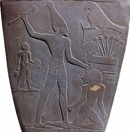 8. Král Narmer dobíjející zajatého cizince.