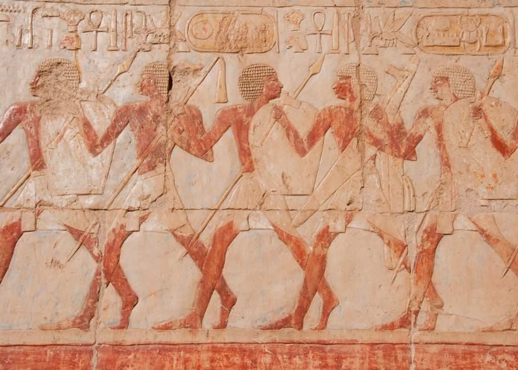 rozděleným do tří registrů. Dekorace boční stěny truhlice, hrobka KV 62, Údolí králů, osmnáctá dynastie.