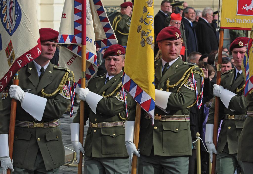 80 Voják Čestné stráže AČR Reprezentační zelený a modrý stejnokroj, k tomu červený baret nebo modrá lodička, pušky, šavle, samopal.