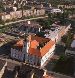 * 4. 5. 1906 Kurt Bock účastník čs. zahraničního odboje 1939 1945, příslušník čs. letectva ve Velké Británii * 4. 5. 1917 Thomas Winner významný představitel americké literární vědy, sémiotiky umění a kultury a literárněvědné slavistiky * 4.