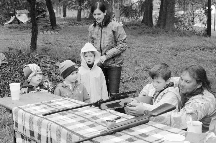 Ve 14 hodin má orientaãní závod zaãít, ale na startu je mimo pofiadatele jen jedna maminka se dvûma dûtmi. Místo de tû zaãíná jen mïít a najednou se zaãínají dûti scházet.