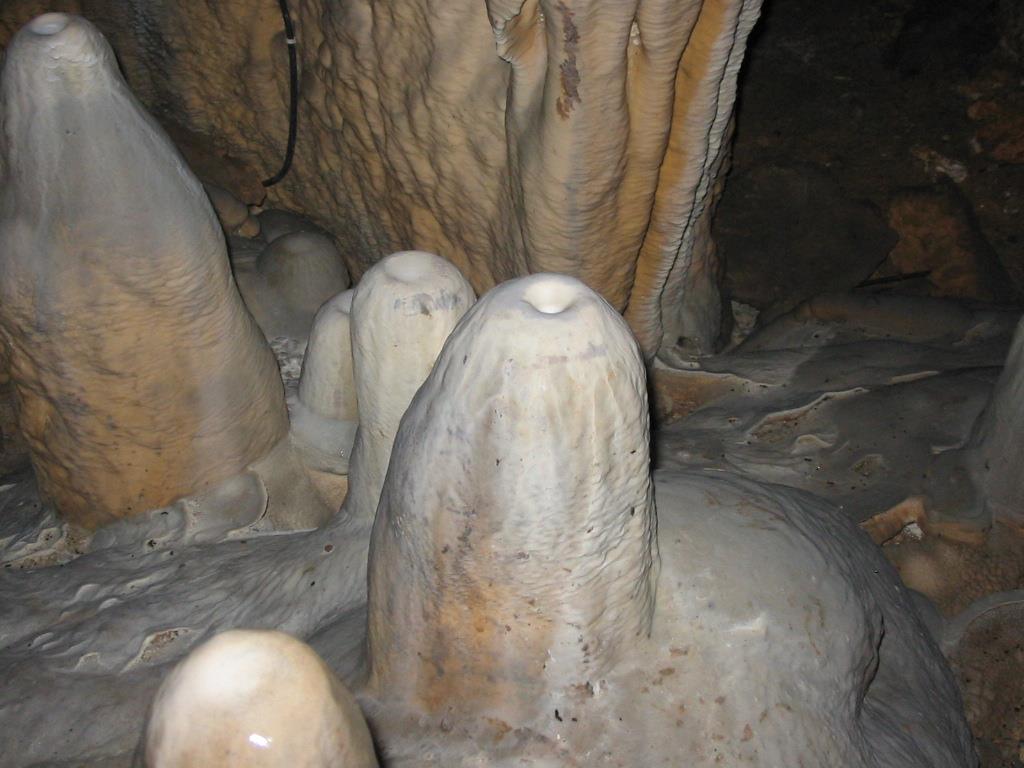 Procesy v jeskyni (erozní) evorze - subtyp krasové eroze, výmol při krouživém vířivém pohybu (jámy,