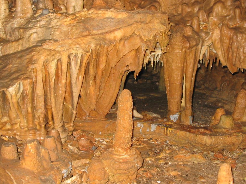Krápníky - morfologicky výrazné druhotné tvary tvořené vápenným sintrem stalaktit (visící) stalagmit (stojící) stalagnát excentrika (1957) -