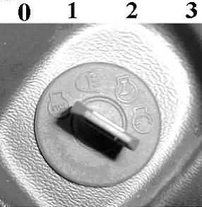 3) Páku sytiče nastavit do polohy START, páka ovládání zůstane v poloze MIN. 4) Při startu dbejte na řádné zasunutí klíče, aby se předešlo jeho zlomení! Klíč vsunout do zapalování (obr.