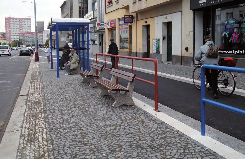 běžnou údržbu a opravy vozovek místních komunikací, chodníků, svislého a vodorovného dopravního značení, dopravního příslušenství, schodů, silničních objektů (mostů, opěrných a zárubních zdi),