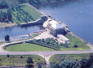 Obr. 4. Průtočná vodní elektrárna Lipno II (Vltava). Instalovaný výkon 1x1,5 MW, Kaplanovy turbíny pro spád 10..4 m, výška hráze 11,5 m.
