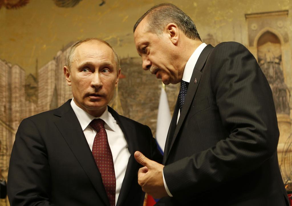 Vladimir Putin a Tayyip Erdogan. Vztah Ruska a Turecka byl a je trnem v oku USA. Současně s tím se Turecko i přes incident se sestřeleným ruským suchojem začalo znovu sbližovat s Ruskem.
