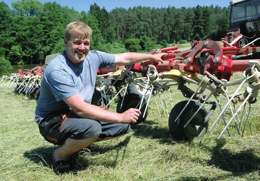 12 ZKUŠENOSTI Z PRAXE Výborně kopíruje nerovnosti a čistě obrací Rodinná farma Jaroslava Zezuly hospodaří na přibližně 180 hektarech v Tasově na Žďársku.