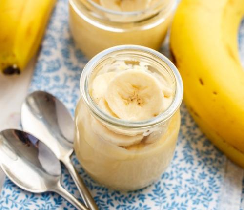 Banánová kaše 120 ml mandlového mléka 2 zralé banány 1 lžička vanilkového extraktu 100 g nízkotučného jogurtu 1.