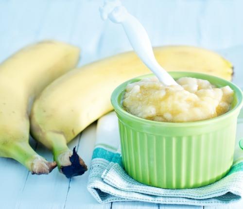 Banánová přesnídávka 1 kg banánů 1 vanilkový bio puding v prášku (40g) 2 lžíce medu 20 minut 30 minut 1. Banány si rozvaříme cca v 0,5 litry vody a poté rozmixujeme ponorným mixérem za přidání medu.