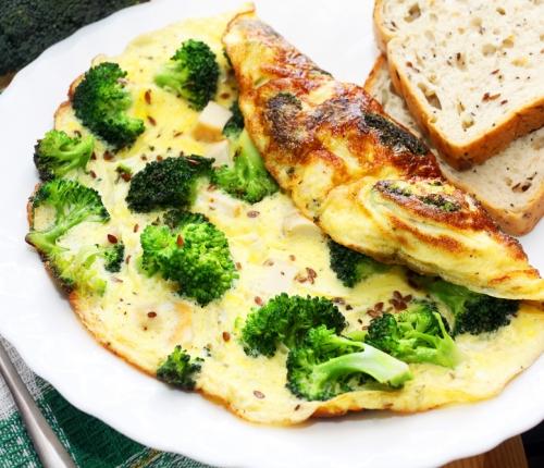 Omeleta s brokolicí 100 g růžiček brokolice 50 g mozzarelly light 3 vaječné bílky 1 vejce 1 lžíce přepuštěného másla 2 plátky celozrnného chleba sůl pepř 4 minut 1.