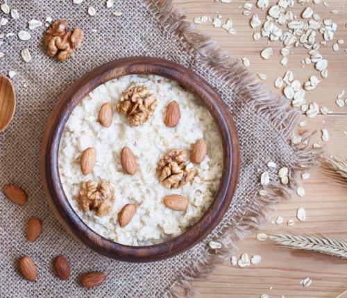 Oříšková kaše 200 ml mandlového mléka (nebo jiného rostlinného, popřípadě kravského) 1 lžička vanilkového extraktu 10 g chia semínek 1 lžíce mletých lněných semínek 1 lžíce mletého kokosu půl lžičky