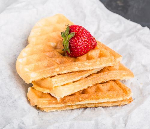 Proteinové waffle 1 banán 3 bílky 50 g kokosové mouky 1 lžička skořice 50 g kokosového jogurtu (lze nahradit bílým jogurtem) 2 lžičky stévie 30 g syrovátkového proteinu 3 minut 1.