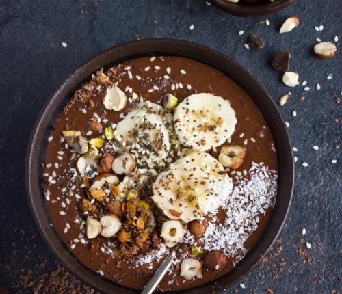 Banana vegan smoothie bowl 250 ml mandlového mléka 30 g přírodního arašídového másla 1 zmražený banán 30g hořké čokolády (veganské) 1 lžíce raw kakaa (případně holandského) Na topping: 0 minut půlka