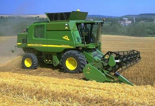 CTS Obr. 48: John Deere CTS 9780 Tyto mlátičky používají dvourotorovou separaci CTS (Cylinder Tine- Separation). Příčný mlátící buben a konkávní koš oddělí většinu zrna.