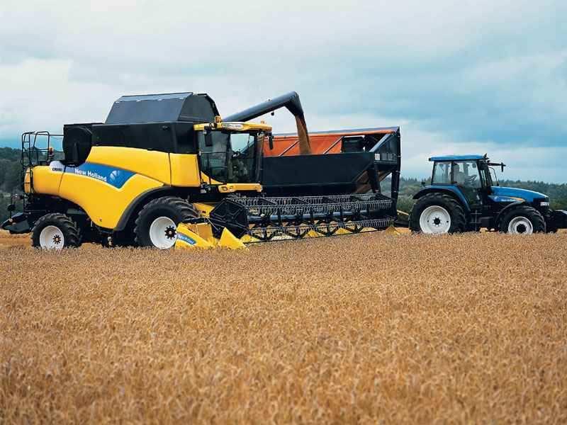 4.5 New Holland Firma New Holland patří mezi největší světové výrobce sklízecích mlátiček na světě, v současné době jsou na náš trh dodávány čtyři hlavní druhy sklízecích mlátiček a to CR, CX, CSX a