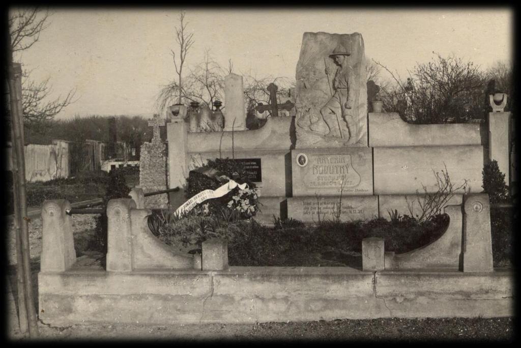 Za skautem hrdinou, aneb památce vůdce Antonína Novotného z Lomu. doslovný přepis - 1922 SKAUT JUNÁK Dobová fotografie památníku A.