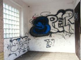 Jistě jste si všimli, že jednu ze zastávek ve středu obce zdobí rádoby umělecké dílo. Jelikož se lze domnívat, že jde o pokus graffiti, přidáváme definici tohoto pojmu.