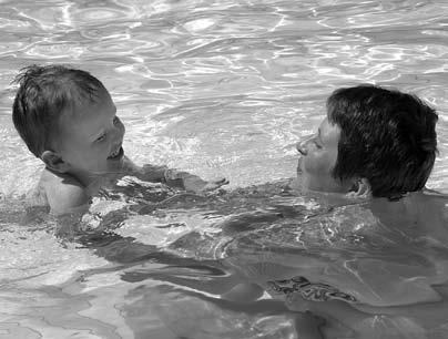 kojencem, nebo mladším batoletem. Pro plavání je zajímavé období kolem třetího roku života, kdy už dítě výrazněji spolupracuje a činnosti ve vodě již mají charakter plavecké výuky.