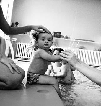 Inventář činností pro kojenecké plavání Činnosti ve vodě můžeme rozlišit podle dynamiky pohybu na: 1.