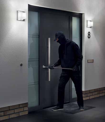 Jen u firmy Hörmann Standardně s laminovaným bezpečnostním sklem na vnitřní i vnější straně Pokud jde o ochranu proti úrazům a vloupání, splňují domovní dveře Hörmann nejvyšší nároky.