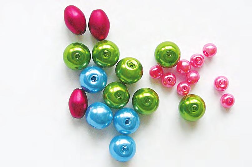 materiál Voskované perle Voskované perle nejsou zvláštním druhem korálků, jde pouze o samostatnou technologii povrchové úpravy mačkaných (někdy i plastových) perlí, kterou se vytváří imitace vzhledu