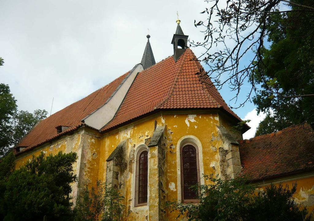 Kostel sv. Vavřince v Tasnovicích Kostel byl vystavěn na bývalém Štítarském hradisku na kopci nedaleko obce Tasnovice, obklopený hřbitovem. Většina kostelů zasvěcených sv.