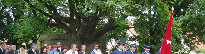 Vysvěcení obecního praporu Dne 20.června 2004 se konala v místním kostele, zasvěceném Janu Křtiteli, slavnostní mše svatá, kterou celebroval místní farář, páter Timko, za účasti vikáře Dudy.
