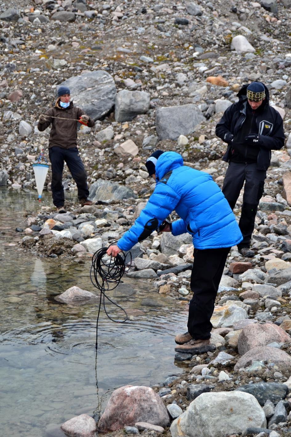 HYDROLOGIE - LIMNOLOGIE odebíráme vzorky ze člunu. Na nejhlubším místě změříme průhlednost a v pravidelných intervalech základní fyzikálně-chemické parametry.