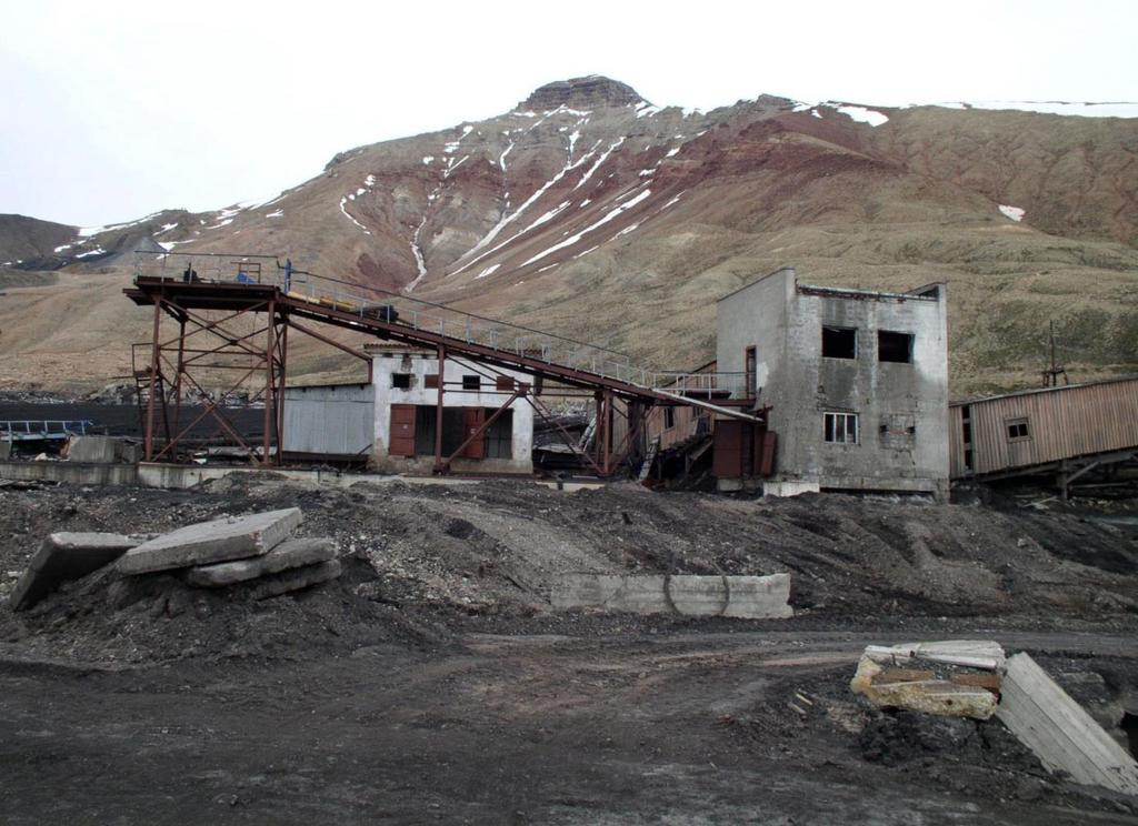 MIKROBIOLOGIE - ALGOLOGIE Obr. 4.21. Pyramiden. Metodika a cíle studia Zaměřování GPS Terénní práce na vytýčených studijních lokalitách začínají detailním proměřením a popisem lokality (obr. 4.22.).
