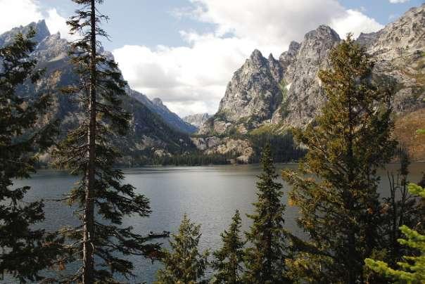 Na cestě do nového kempu jsme zastavili u jezera Jenny s Lake, které už bylo v NP Grand Teton, a vydali se po stezce k vodopádu Hidden Falls (4 km jedním směrem).