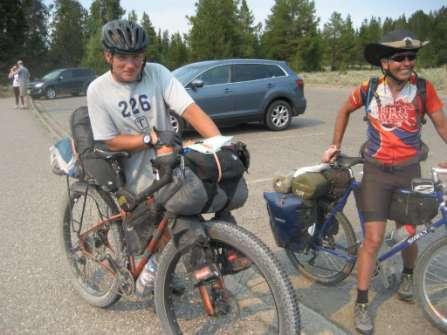 Z YNP je to pouze 16 km a spojnici mezi těmito dvěma národníma parky tvoří malebná silnice pojmenovaná po J. D. Rockefellerovi, Jr. Memorial Parkway. J. D. Rockefeller Jr.