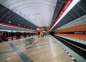 Z tunelářského hlediska byla mimořádná první jednolodní stanice na pražském metru, která vyžadovala vytvoření podzemní kaverny o příčném profilu 228 m 2 (obr. 8).