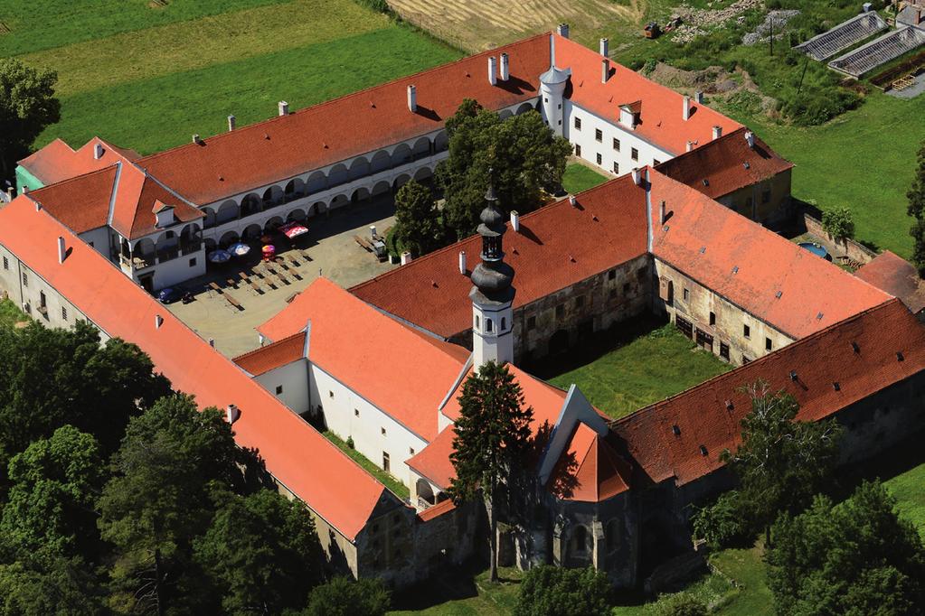 Oslavany 9 Rozloha obce _ 1868 ha Počet památek _ 12 Zámek Oslavany, původně první ženský cisterciácký klášter na Moravě Vallis s.