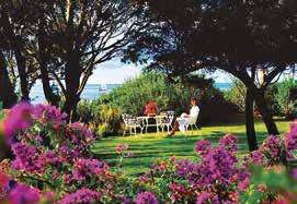 IS MORUS RELAIS **** Lokalita: Santa Margherita di Pula Vzdálenost od moře: 0 m Vzdálenost od letiště: 46 km Romantický hotelový areál rozkládající se na 70 000 m², vhodný pro klidnou dovolenou, leží