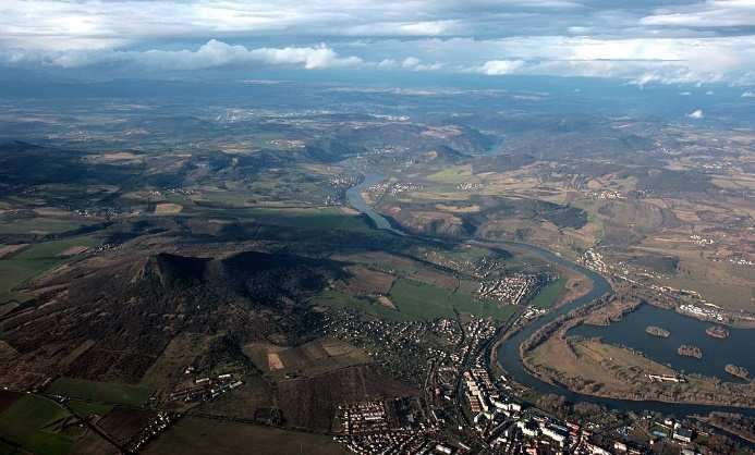 Mezi další významná pohoří patří Děčínská vrchovina a Lužické hory. b) Řeky a chráněné oblasti Mezi trojici nejvýznamnějších řek patří Labe a její přítoky Ohře a Ploučnice.