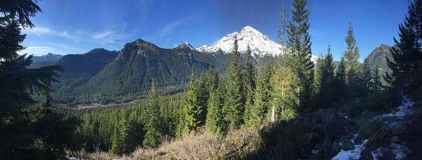 Pohled na Mt. Rainier ze stezky Náš druhý camp byl u řeky Cowlitz (viz předchozí mapa, str. 18). Tento camp nebyl asi v blízkosti turistické trasy, protože poplatek byl celkem nízký $16.50.