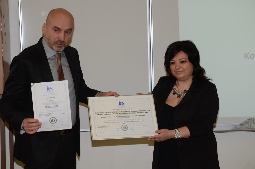 Škola má mezinárodně uznané vzdělání certifikaci International Education Society, London (IES). Pomáhá žákům při uplatnění jak na českém, tak i na zahraničním trhu práce. 27.