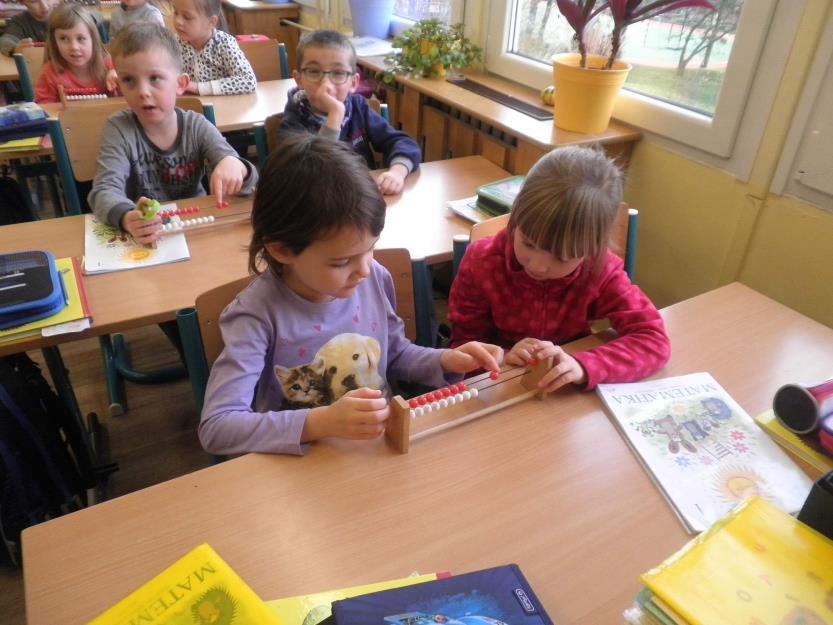 Celým týdnem se prolínaly vánoční koledy, vánoční tradice (házení střevíčku, pouštění lodiček ve