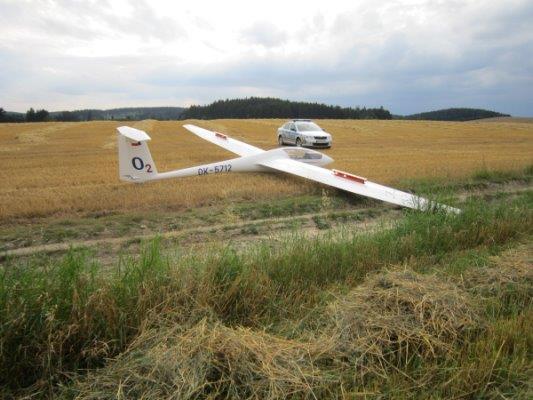 1 Faktické informace Průběh letu Průběh letu byl popsán podle výpovědi pilotky. Na letounu ASW 19B vzlétla v aerovleku k samostatnému letu z LKZB v 10:02. Dále pokračovala směrem na Jedovnici.