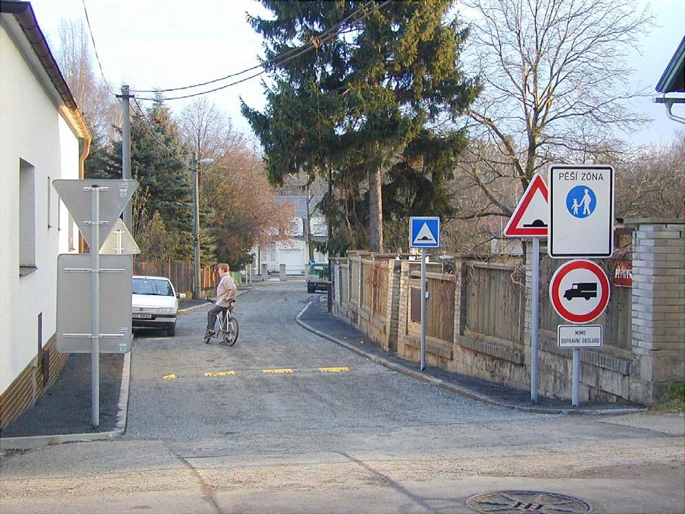 Ulice Pionýrů pracovní verze k 1. březnu 2008 4 Stavební vývoj Historie ulice Již při zástavbě jižní strany Litovické ulice ve 30. letech 20. století byl ponechán průjezd mezi domy čp.