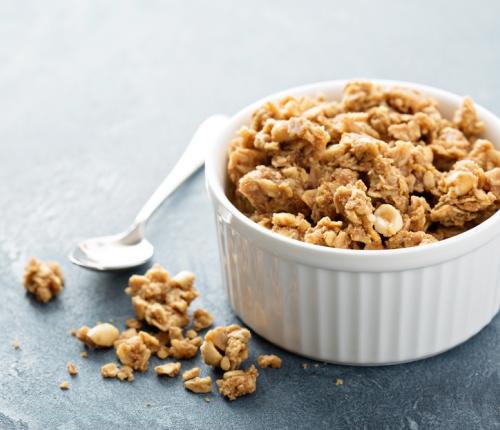 Arašídová granola 100 g pufované quinoi (lze nahradit vločkami) 100 g ovesných vloček 10 g chia semínek 100 g nesolených nepražených arašídů 80 g kokosového oleje 15 minut 2 lžíce kokosového cukru