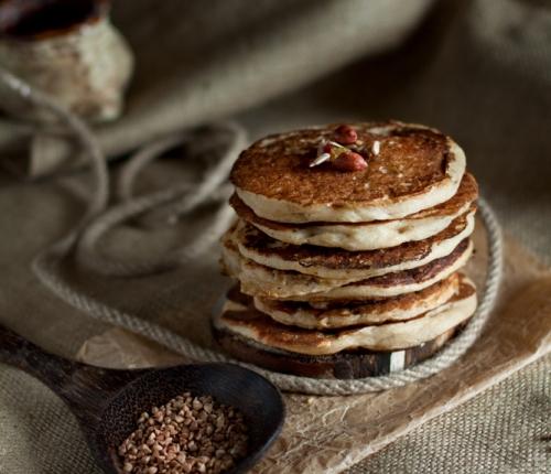 Pohankové palačinky s kokosem 15 minut 150 g pohankové mouky 40 g strouhaného kokosu 2 vejce 280 ml polotučného mléka 2 lžičky prášku do pečiva 4 minut špetka soli půl lžičky vanilkového extraktu 1